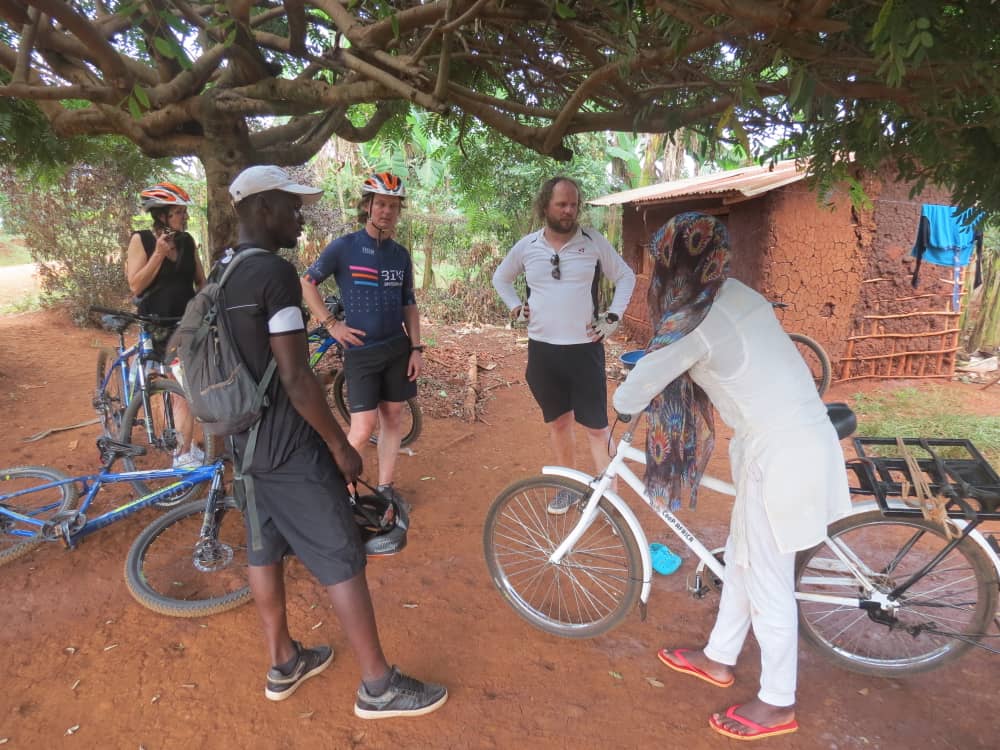Wereldhuis West-Vlaanderen bezoekt  de fietsprojecten van Cycling out of Poverty in Oeganda op de fiets